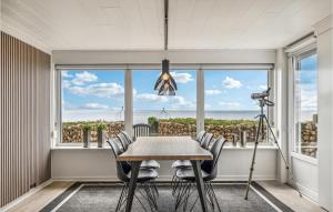 埃斯比约Stunning Home In Esbjerg V With Wifi的海景客房内的桌椅