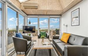 埃斯比约Stunning Home In Esbjerg V With Wifi的客厅配有沙发、椅子和电视