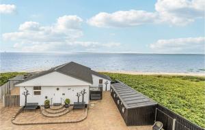 埃斯比约Stunning Home In Esbjerg V With Wifi的海滩上的房子,背景是大海