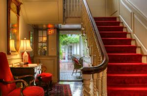 纽波特Francis Malbone House的楼梯,有红色的地毯和红色的台阶