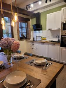 洛斯科拉莱斯-德布埃尔纳La Rueda的厨房配有带盘子和鲜花的木桌