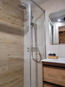 洛斯科拉莱斯-德布埃尔纳La Rueda的浴室里设有玻璃门淋浴