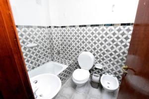 乌斯怀亚Cálido Destino的浴室配有白色卫生间和盥洗盆。