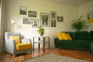 塔林Lovely nest in Nõmme的客厅配有两张绿色沙发和一张桌子