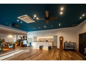 增田Mizuho Inn Iwami Masuda - Vacation STAY 17367v的客厅配有吊扇,铺有木地板。