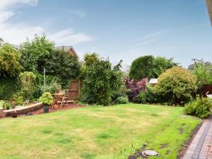 赖顿Meadowfield View的花园设有草坪,配有桌椅