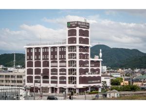 增田Mizuho Inn Iwami Masuda - Vacation STAY 17367v的一座白色的大建筑,设有钟楼