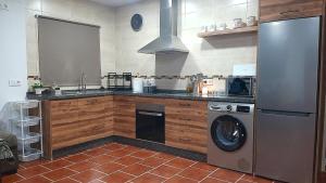 科尔多瓦CASA RURAL TRIGUEROS的厨房配有不锈钢冰箱和洗碗机