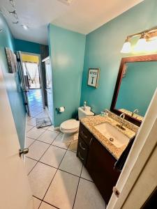 拿撒勒Relaxing 1bed 1bath Villa In Downtown Red Hook!的一间带水槽、卫生间和镜子的浴室