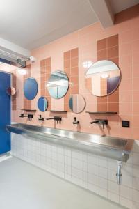 兹沃勒Hostel het Archief的瓷砖浴室设有镜子和水槽