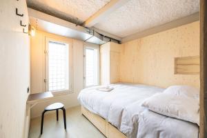 兹沃勒Hostel het Archief的一间小卧室,配有一张床和一把椅子
