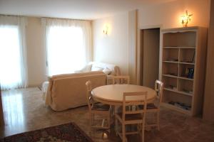 帕多瓦卡萨卡米拉城市公寓的客厅配有桌子和沙发