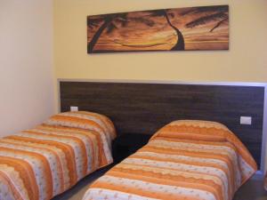 莫杜尼奥B&B FreeZone的墙上画画的房间里设有两张床