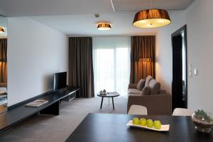 米哈洛夫采木森酒店的客厅配有沙发和桌子