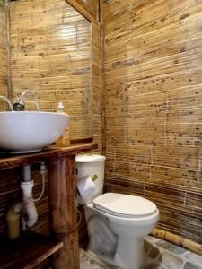 萨兰托Hakuna Matata Glamping timon的一间带水槽和卫生间的浴室