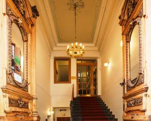 布拉格诺威美兹基酒店的吊灯的建筑物内的楼梯