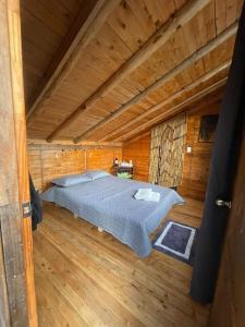 圣埃伦娜EVA Glamping的小木屋内一间卧室,配有一张床