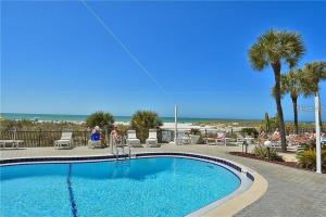 圣徒皮特海滩Oceanfront View of Madeira Beach, Steps to the Beach - Madeira Norte Condo的背景海滩的游泳池