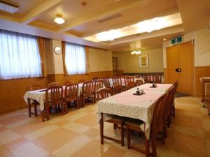 福井Hotel Fukui Castle - Vacation STAY 58705v的一间会议室,里面配有桌椅