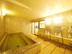 福井Hotel Fukui Castle - Vacation STAY 58692v的一间带游泳池和两个水槽的浴室