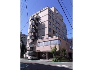 福井Hotel Fukui Castle - Vacation STAY 58705v的街道拐角处的高楼