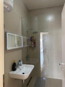 德尔米Green Coast Resort Vila 143B的白色的浴室设有水槽和淋浴。