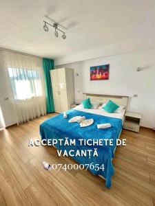 科斯蒂内什蒂Vila Cochilia Costinesti的一间位于客房内的蓝色床卧室