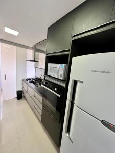 圣保罗Conforto Expo Center Norte的厨房配有冰箱和微波炉。
