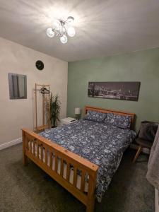 ShinfieldLarge Cosy Room to Stay in South Reading的一间卧室配有一张床和吊扇