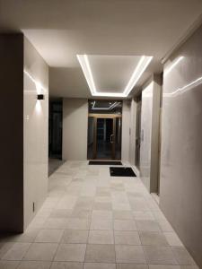 加拉蒂纳Casa Dante的一间铺有瓷砖地板的办公大楼的走廊
