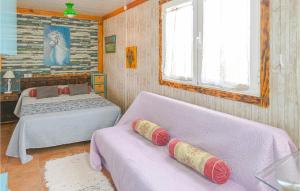 Los Puertos1 Bedroom Lovely Home In Los Puertos De Arriba的一间卧室设有两张床、一张沙发和窗户。