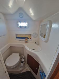 锡切斯SAMMY SEA的一间带卫生间和水槽的小浴室
