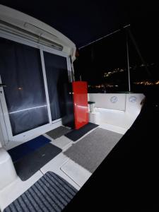 锡切斯SAMMY SEA的夜间享有船外的景色