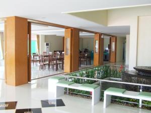 黎逸府阮环南酒店的一个带绿色长椅的大堂和用餐室
