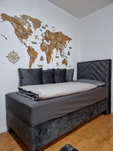 Sanski mostGOLD Apartman的卧室配有一张挂着世界地图的床