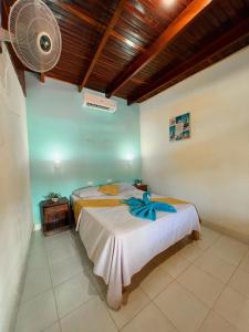 萨玛拉Hostel Samara的一间卧室配有两张床和风扇