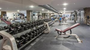 苏黎世Crowne Plaza Zürich, an IHG Hotel的健身房,配有各种跑步机和机器
