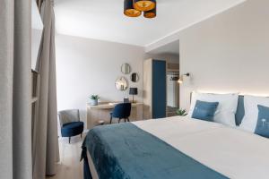 阿斯科纳Living Ascona Boutique Hotel - Smart Hotel的配有一张床和一张书桌的酒店客房