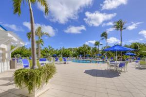 塔维涅1206 Ocean Pointe的度假酒店的游泳池配有椅子和遮阳伞