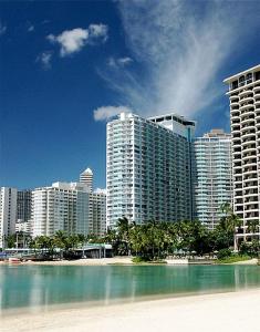 檀香山Ilikai Hotel Condo with Kitchen and Ocean View的享有带海滩和建筑的城市美景