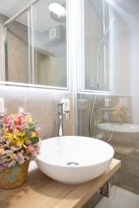 富尔达House of Blooms的浴室配有白色水槽和淋浴。