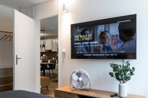 英格堡Spirit Apartments - Suite #1 - Balkon - Bergsicht的客厅壁挂的平面电视