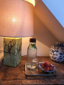斯塔福德Halday的一张桌子,上面有一盏灯和一盘水果