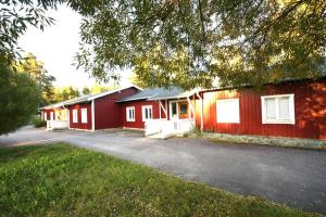 SlädaSkrå hostel - bed & business的停车场旁边的一排红色建筑