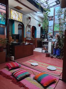 库斯科Casa de Sila的一间铺着地毯的带枕头的商店