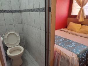 库斯科Casa de Sila的一间带卫生间和床的小浴室
