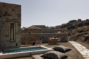 斯泰里达Naxian Rhapsody的石头房子,设有游泳池和桌子