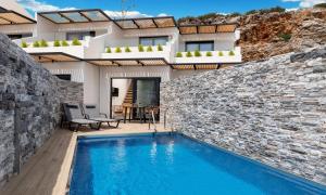 阿基欧斯尼古拉斯Aelia Suites的一座别墅,在一座建筑前设有一个游泳池