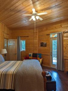 MarlboroSundance Country Lodge B&B的一间卧室配有一张床和吊扇