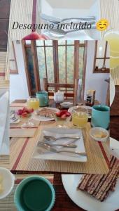 巴伊亚英格莱萨Aldea Bahiguana的桌子上摆有盘子和餐具